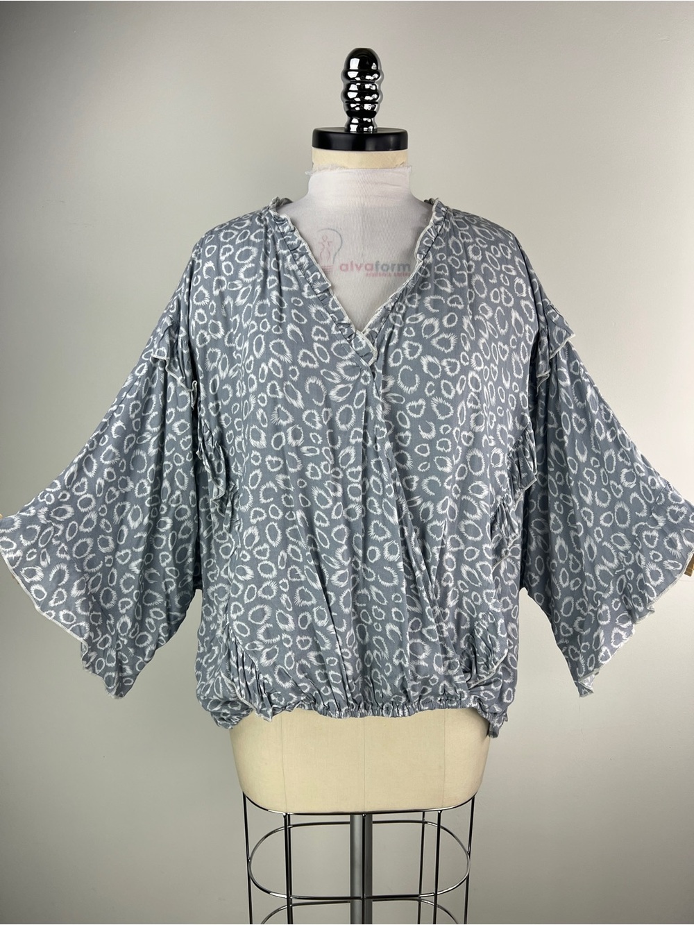 💚 3739. Relaxed Grey Printed V-Neck Top